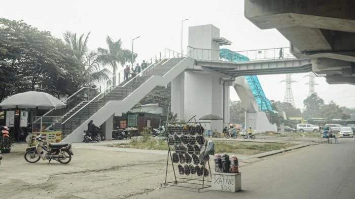 Chùm ảnh: Hàng quán tự phát bủa vây các ga tàu điện Cát Linh - Hà Đông