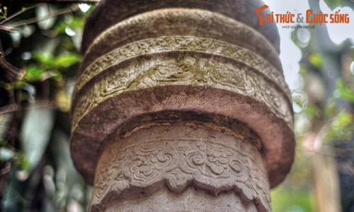 Cận cảnh cột đá cổ bí ẩn “mọc lên” giữa phố cổ Hà Nội