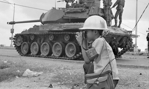 Ảnh độc: Phóng viên chiến trường nhỏ tuổi nhất Sài Gòn trước 1975