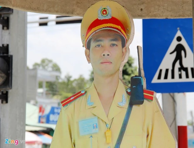 Chiêm ngưỡng CSGT mô hình đứng dọc đường miền Tây