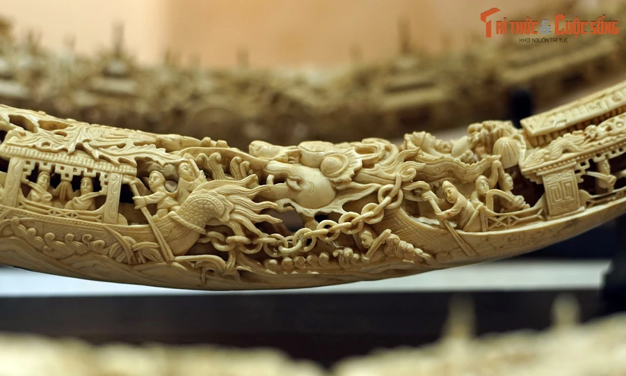 Loạt ngà voi trăm tuổi chạm hình thuyền rồng đẹp nhất Việt Nam
