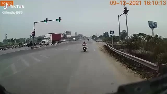 Video: Tài xế kêu gào khi thấy xe máy suýt bị container “nuốt chửng”