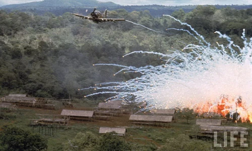 Loạt ảnh rợn người về các phi vụ ném bom VN 1966 (1)