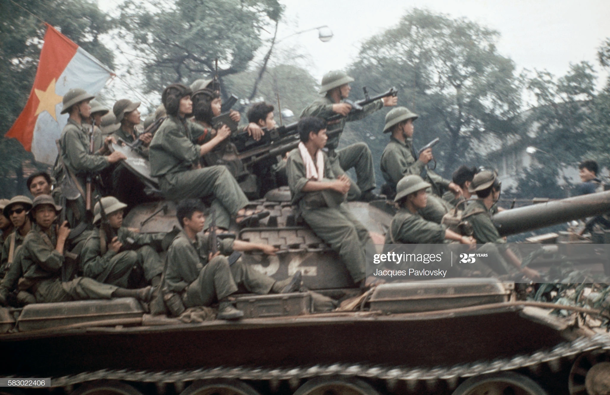 Khung cảnh dàn xe tăng Giải phóng rừng rực khí thế tiến về Sài Gòn 45 năm trước