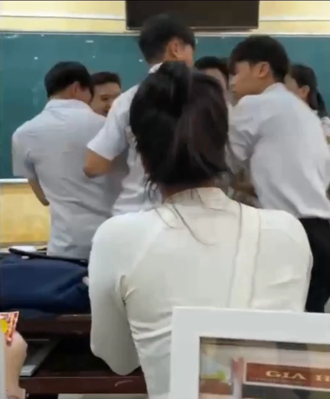 Cô giáo bật khóc khi bị học sinh “lừa” trong buổi học cuối