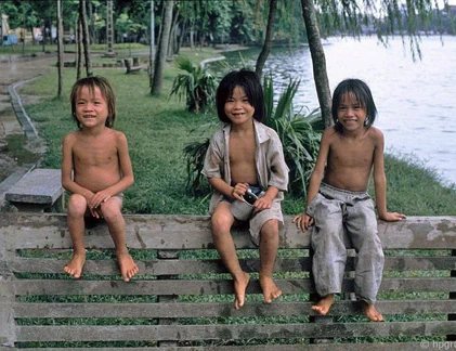 Kho ảnh khổng lồ về VN 1991-1993: Bên bờ hồ Gươm