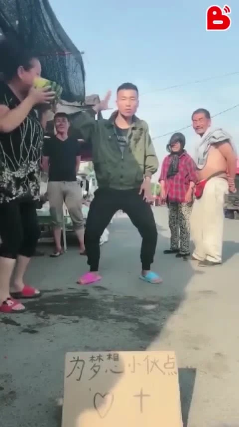 Video: Thanh niên nhảy dẻo như tháo khớp khiến người xem hú hồn bỏ chạy