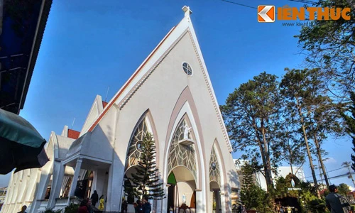 Cận cảnh nhà thờ “đẹp không tì vết” ở Đà Lạt mùa Giáng sinh 