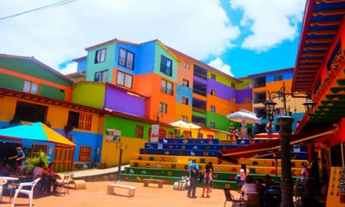Những địa danh hút khách nhờ sắc màu lòe loẹt