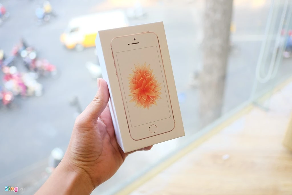 Đập hộp điện thoại iPhone SE đầu tiên về Việt Nam