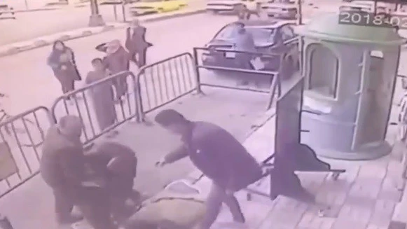 Video: Cảnh sát Ai Cập nhanh tay cứu bé 5 tuổi rơi từ tầng 3