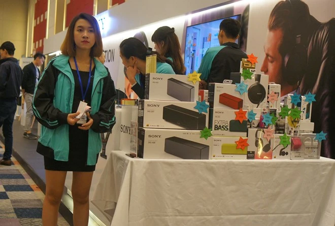 Tai nghe “chất” tràn ngập tại triển lãm âm thanh di động HN