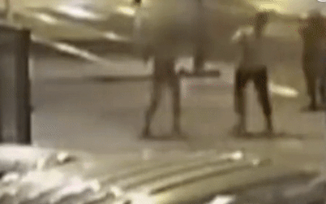 3 thanh nien vay danh gai xinh, thai do cua nguoi xung quanh con dang phan no hon