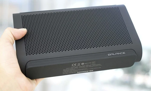 "Đập hộp" loa chống nước kiêm sạc pin cho smartphone tiện dụng