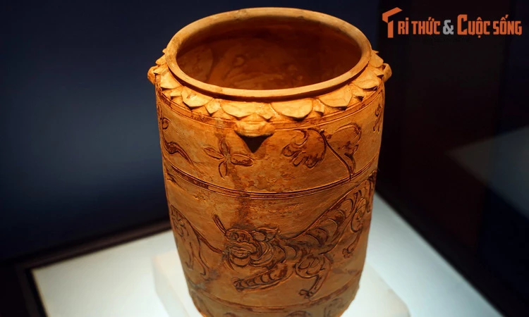 Cận cảnh thạp gốm “hổ gặm đuôi ngựa” cực độc thời Trần