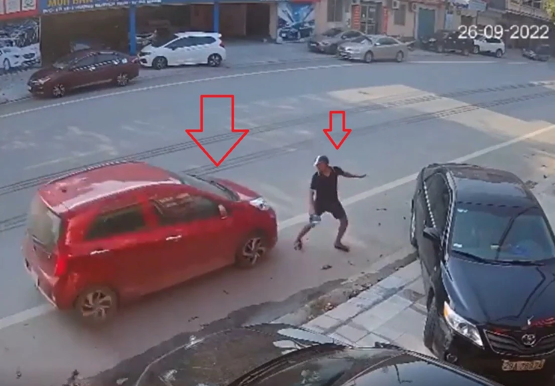 Bi hài clip nam thanh niên vội né chiếc ô tô lao tới
