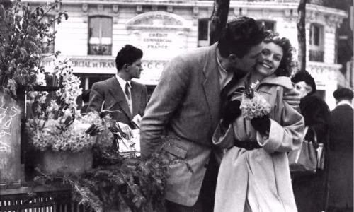 Ấn tượng loạt ảnh những nụ hôn lịch sử trên đường phố Paris