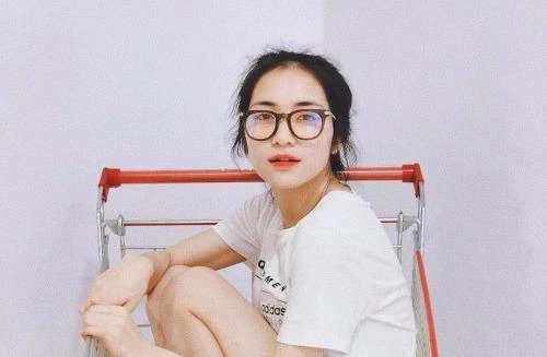 Hòa Minzy mang giày gần 20 triệu để ngồi vào xe đẩy chụp ảnh