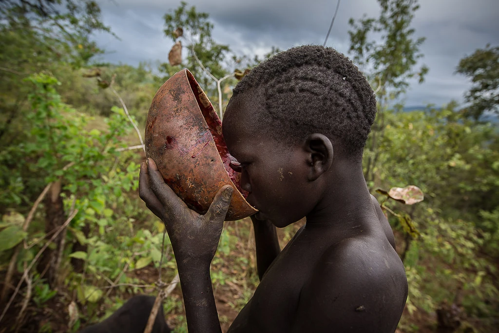 Rợn người bộ tộc uống máu tươi như uống nước