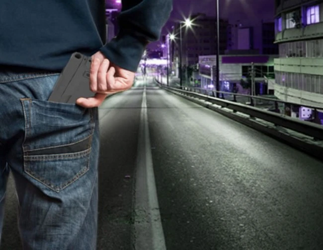 Phát hoảng với súng ngắn cải trang thành smartphone trong tích tắc