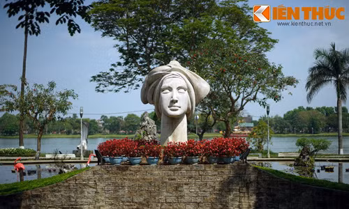 Bí mật của bức tượng cô gái VN bên bờ sông Hương