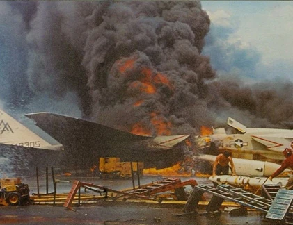 Thảm họa tàu sân bay Mỹ ở vịnh Bắc Bộ 1967 (1)