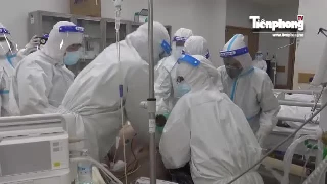 Kịch tính giây phút hồi sức giành giật hơi thở cho bệnh nhân COVID-19 nguy kịch