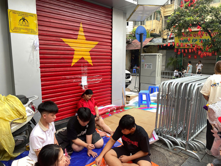 Tại nút giao Thợ Nhuộm - Tràng Thi, người dân kiên trì chờ đợi. Nơi đây là vị trí đắc địa, có tầm nhìn tốt, có thể ngắm trọn các khối diễu binh đi qua.