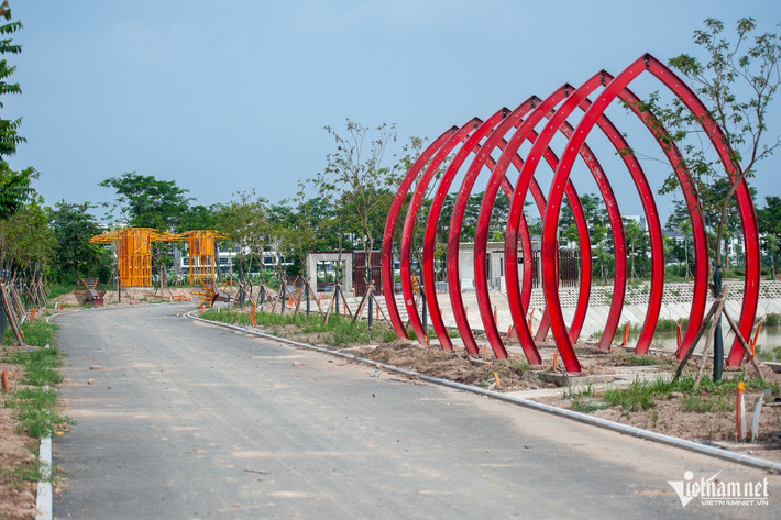Nhiều đoạn đường bao quanh công viên đã hình thành và được lắp đặt hệ thống cảnh quan phụ trợ.