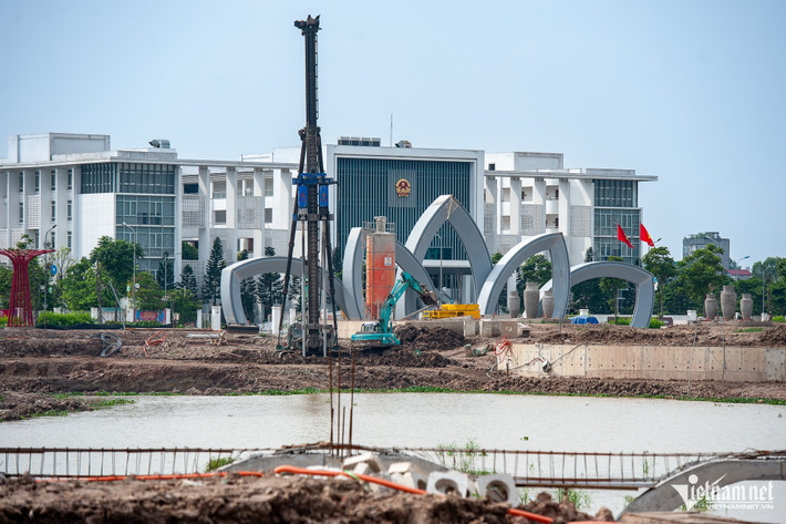 Công trình được đầu tư đồng bộ hệ thống hạ tầng kỹ thuật: kè hồ, quảng trường, đường dạo, chiếu sáng, cây xanh, thảm cỏ… Trong ảnh: Hệ thống cây xanh đang được trồng mới.