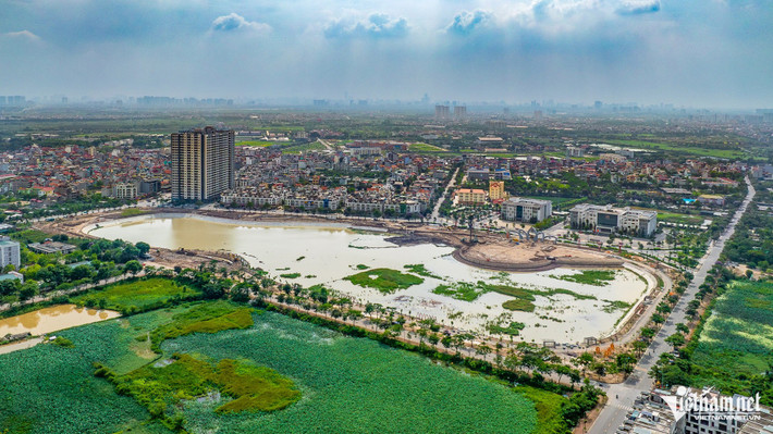 Dự án Xây dựng hạ tầng khu công viên, vườn hoa, hồ nước phía trước trụ sở Huyện ủy, HĐND, UBND huyện Gia Lâm (Công viên Gia Lâm) đang dần thành hình, dự kiến hoàn thiện trong năm nay.