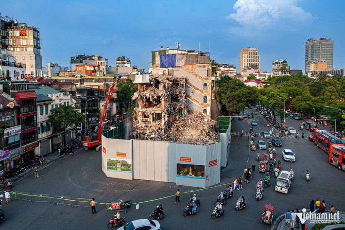 Quang cảnh khu vực hồ Gươm và quảng trường Đông Kinh Nghĩa Thục đang trở nên khác lạ khi tòa nhà Hàm cá mập đã được phá dỡ nhiều phần.