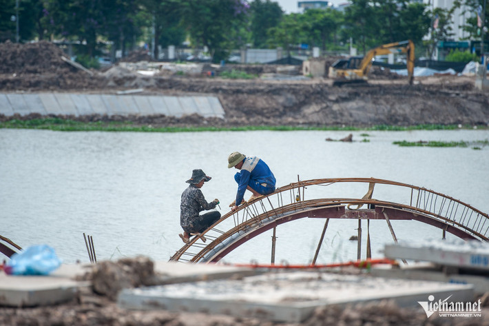 Công trình dự kiến hoàn thành cuối năm 2024 nhưng bị chậm tiến độ so với kế hoạch. Hiện máy móc, nhân lực đang được huy động liên tục để thi công kè hồ, lan can... Một số hạng mục chính của công trình đã bắt đầu thành hình, điểm nhấn là cổng vào hình hoa sen 5 cánh đã cơ bản hoàn thiện.