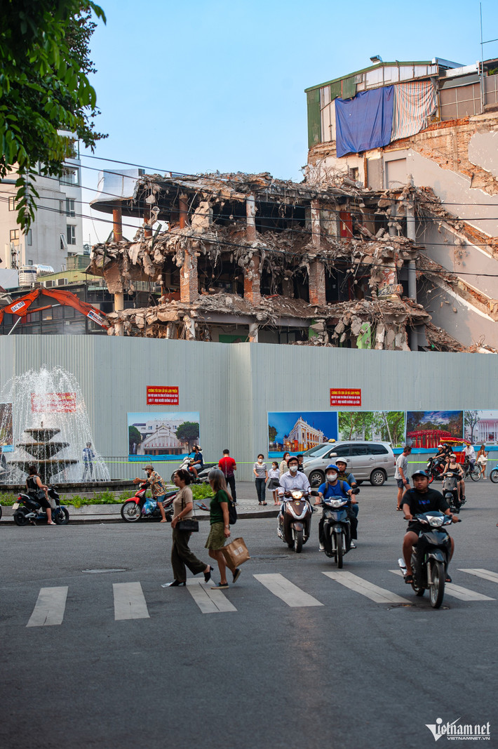 Công việc vận chuyển phế thải, dọn dẹp vệ sinh; mục tiêu hoàn thành hạ giải để bàn giao mặt bằng phục vụ xây dựng không gian quảng trường, dự kiến trước dịp Quốc khánh 2/9.