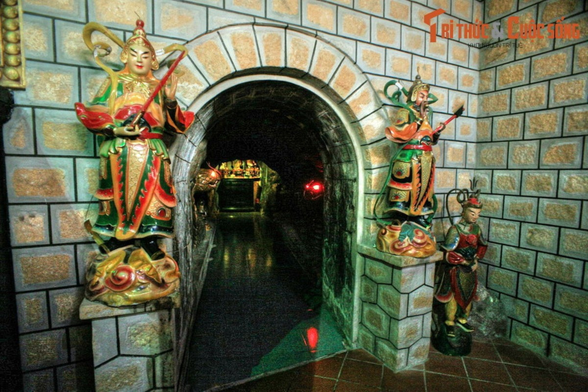 Chùa hình thành từ khoảng năm 1840 – 1850, ban đầu là một am tu bằng tre lá, do bà Lê Thị Thơ (1818 - 1899), pháp danh Diệu Thiện, người làm nghề may ở Chợ Lớn tạo lập để làm nơi tu hành. Kề bên am tu có một hang núi sâu.