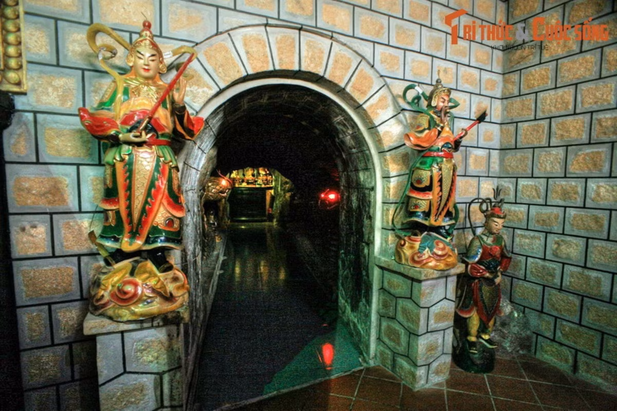 Chùa hình thành từ khoảng năm 1840 – 1850, ban đầu là một am tu bằng tre lá, do bà Lê Thị Thơ (1818 - 1899), pháp danh Diệu Thiện, người làm nghề may ở Chợ Lớn tạo lập để làm nơi tu hành. Kề bên am tu có một hang núi sâu.