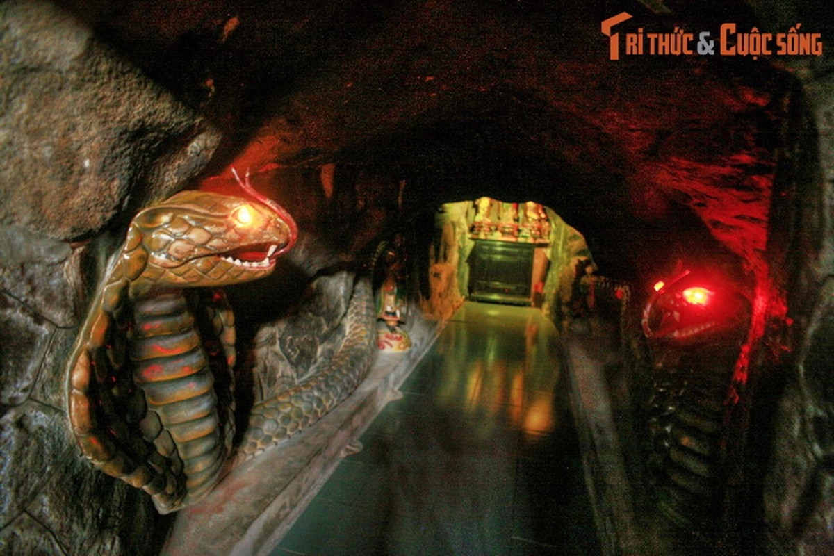 Theo giai thoại, có đôi mãng xà to lớn dị thường ở trong hang ấy. Từ khi bà Thơ đến tu, đôi mãng xà thường đến nằm im lắng nghe kinh kệ. Bà đặt tên chúng là Thanh Xà, Bạch Xà và sau khi bà qua đời, đôi mãng xà cũng bỗng dưng biến mất.