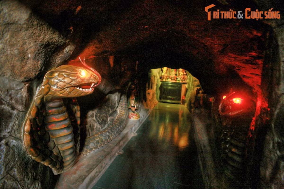 Theo giai thoại, có đôi mãng xà to lớn dị thường ở trong hang ấy. Từ khi bà Thơ đến tu, đôi mãng xà thường đến nằm im lắng nghe kinh kệ. Bà đặt tên chúng là Thanh Xà, Bạch Xà và sau khi bà qua đời, đôi mãng xà cũng bỗng dưng biến mất.