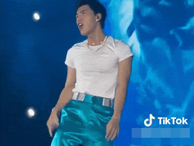 Quán quân Anh trai say hi từng vướng ồn ào lạm dụng điệu nhảy lắc hông khi đi hát. Giữa lùm xùm, trong một buổi biểu diễn, HIEUTHUHAI cho biết, anh sẽ không thực hiện vũ đạo này. Ảnh: Arttimes.