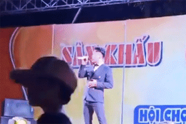 Du Thiên khẳng định lúc đó anh đang biểu diễn trên sân khấu nên không rõ sự tình phía trong hậu trường. Khi hiểu rõ sự việc chỉ là hiểu nhầm, người đàn ông ném ghế vào Du Thiên đã xin lỗi nam ca sĩ. Ảnh: Zing