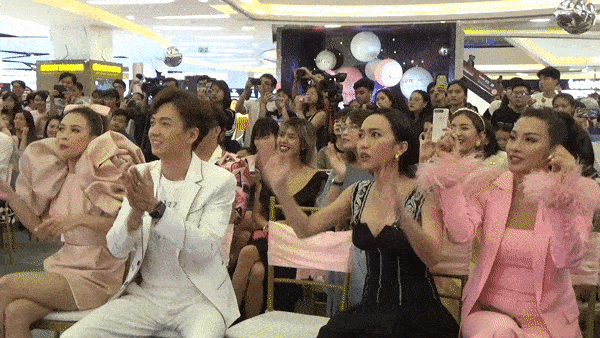 Fan cũng phì cười khi nhìn điệu bộ cổ vũ của Diệu Nhi lúc xem nam ca sĩ Jun biểu diễn trên sân khấu. Ảnh: Vietnamnet.