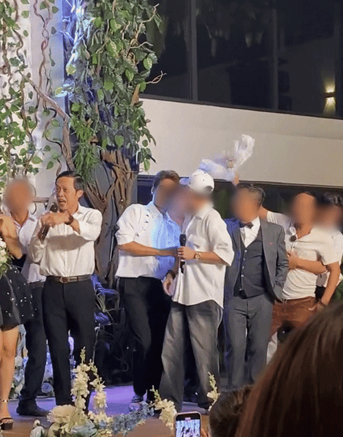 Hoài Linh gây chú ý khi ca hát tại đám cưới diễn viên Bình Hưng vào tháng 5 vừa qua. Ảnh: Saostar.