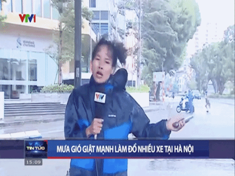 BTV Nguyễn Ngân là một trong những phóng viên tác nghiệp giữa siêu bão Yagi. Theo Vietnamnet, trong bản tin 15h ngày 7/9 trên VTV1, Nguyễn Ngân cập nhật tình hình mưa bão ở ngã tư Liễu Giai - Nguyễn Chí Thanh (Hà Nội). Ảnh: Vietnamnet.