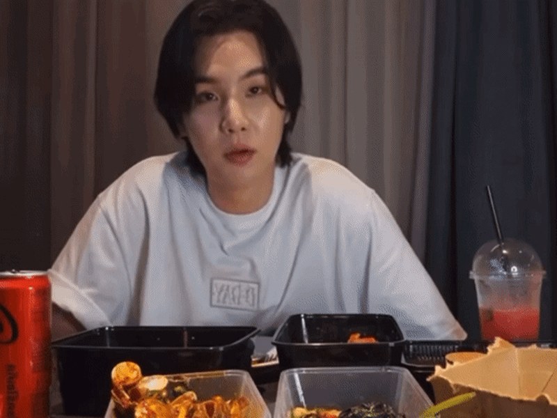 Theo Tổ Quốc, tối ngày 11/6, trong buổi livestream, Suga (BTS) chia sẻ, anh muốn làm concert ở những nơi mà fan nhắc đến. Khi có fan Việt hỏi: “Anh còn nhớ Việt Nam không ạ", Suga đáp lại: “Đúng rồi Việt Nam. Đương nhiên tôi cũng muốn đến Việt Nam làm concert”. Ảnh: Tổ Quốc.