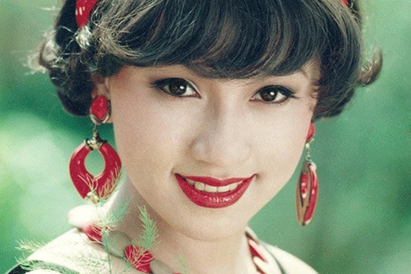 Lúc trẻ, Y Phụng nổi tiếng nhờ nhan sắc xinh đẹp. Cô từng kết hợp với Lý Hùng trong các bộ phim Riêng chỉ có anh, Đời vũ nữ... Ảnh: NSCC.