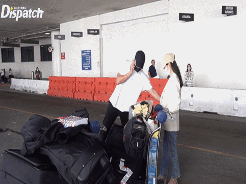 Hyun Bin ghi điểm khi kéo bà xã vào chỗ an toàn để tránh xe buýt dù đang bận nghe điện thoại tại sân bay. Ảnh: Tiền Phong