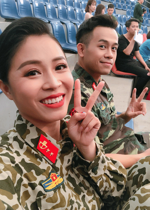 Giữa ồn ào đời tư, Hoàng Linh khoe ảnh vui vẻ bên đồng nghiệp - MC Đức Bảo.