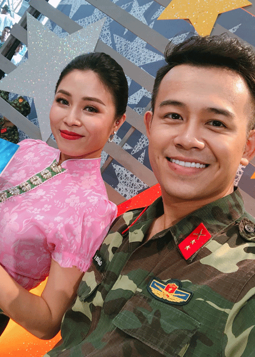 Nữ MC vui vẻ tâm sự cô hóa cô gái Thái đồng thời gửi lời động viên đến mọi người tham gia buổi ghi hình.