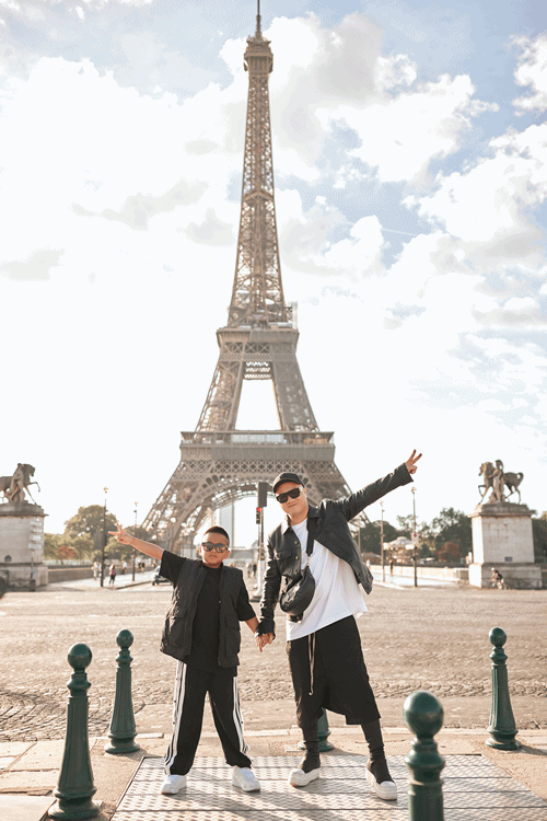 Nam thiết kế đi du lịch Pháp cùng một cậu con trai. Ảnh: Du Lịch TP HCM.