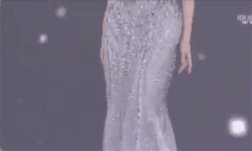 Bên cạnh đó, khi trình diễn trang phục dạ hội, do bị vướng chân vì chiếc váy đuôi cá cồng kềnh, Nông Thúy Hằng đá thật mạnh để bước đi tiếp. Ảnh: Zing